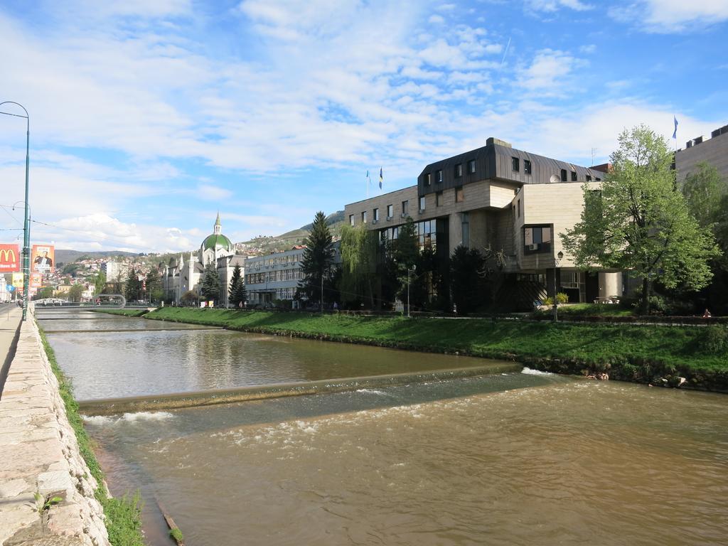 The Riverside Apartment - Downtown Sarajevo Bagian luar foto