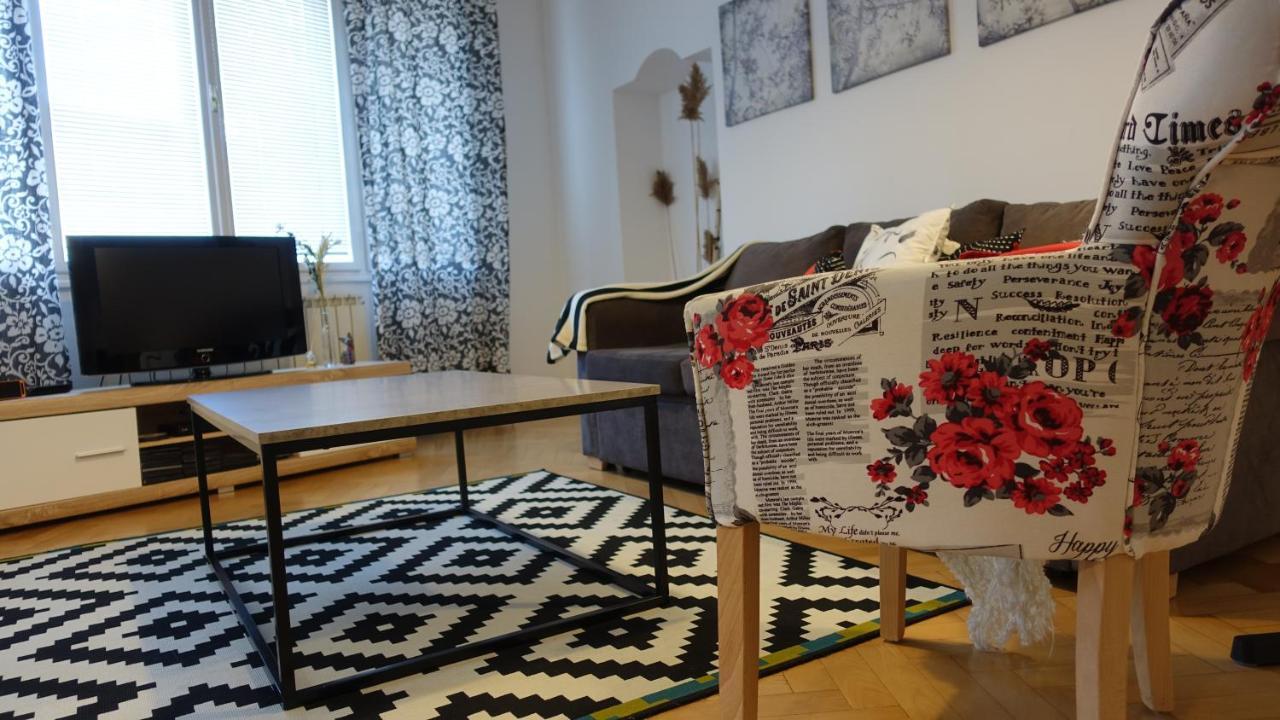 The Riverside Apartment - Downtown Sarajevo Bagian luar foto