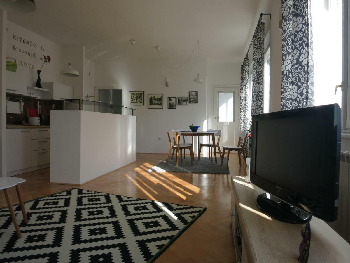 The Riverside Apartment - Downtown Sarajevo Bagian luar foto