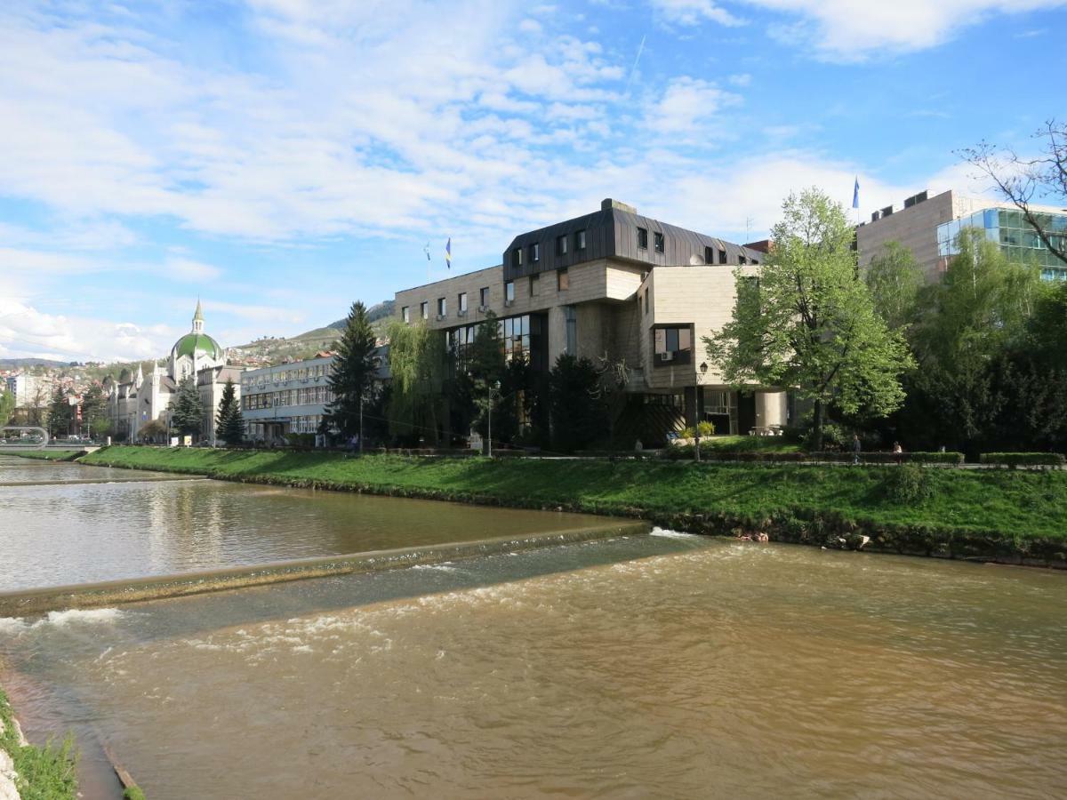 The Riverside Apartment - Downtown Sarajevo Bagian luar foto